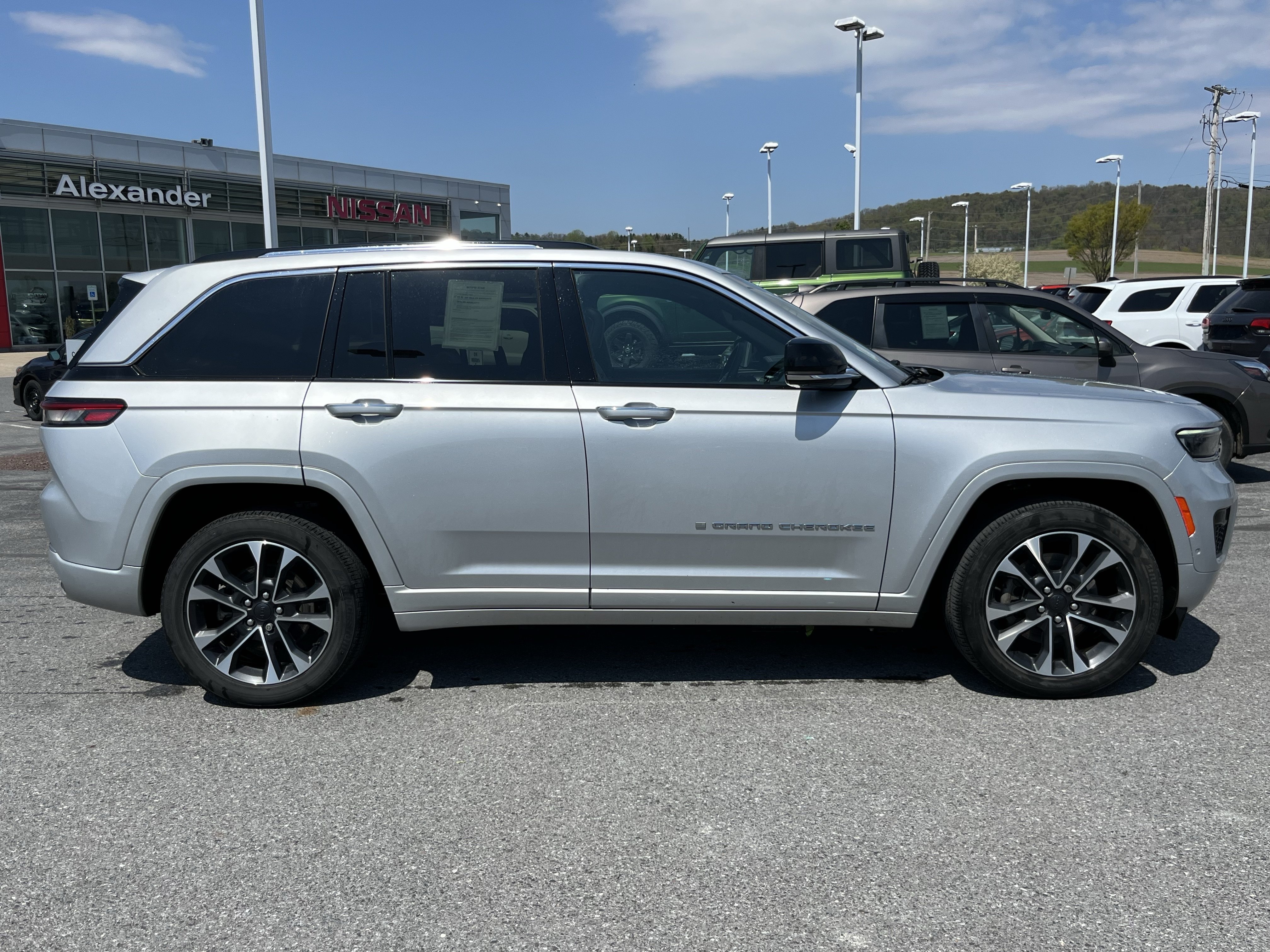 Used 2023 Jeep Grand Cherokee Overland w/ Advanced Protech Group III AWD/4WD video 2