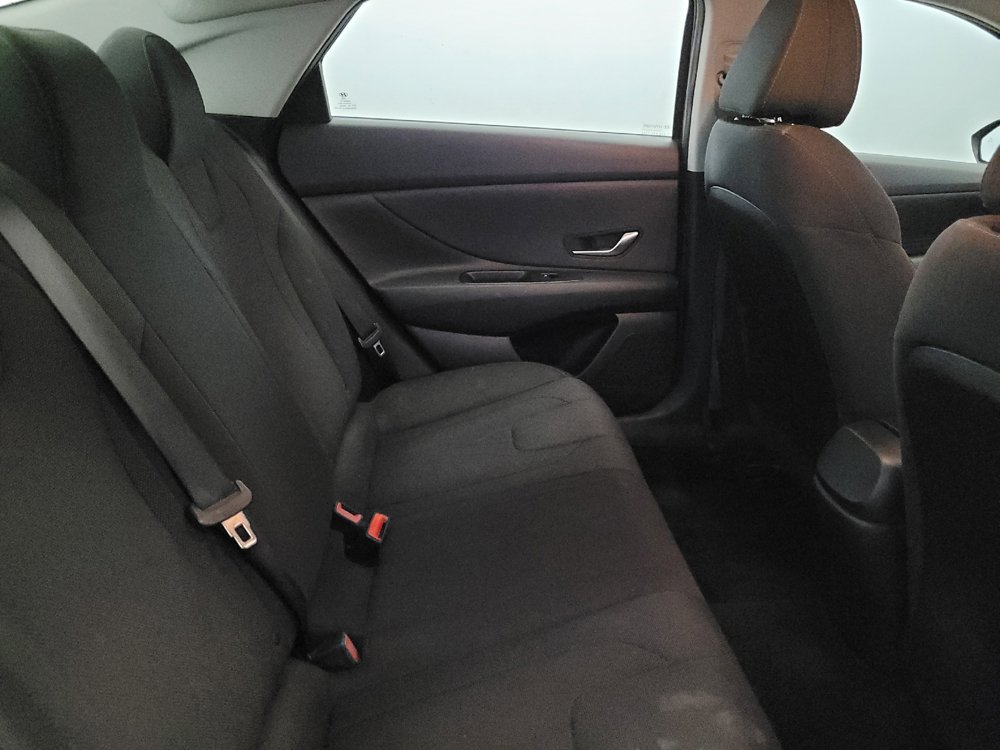 Used 2021 Hyundai Elantra SE FWD image 19