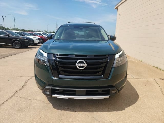 Used 2025 Nissan Pathfinder SL w/ Black Appearance Package AWD/4WD image 2