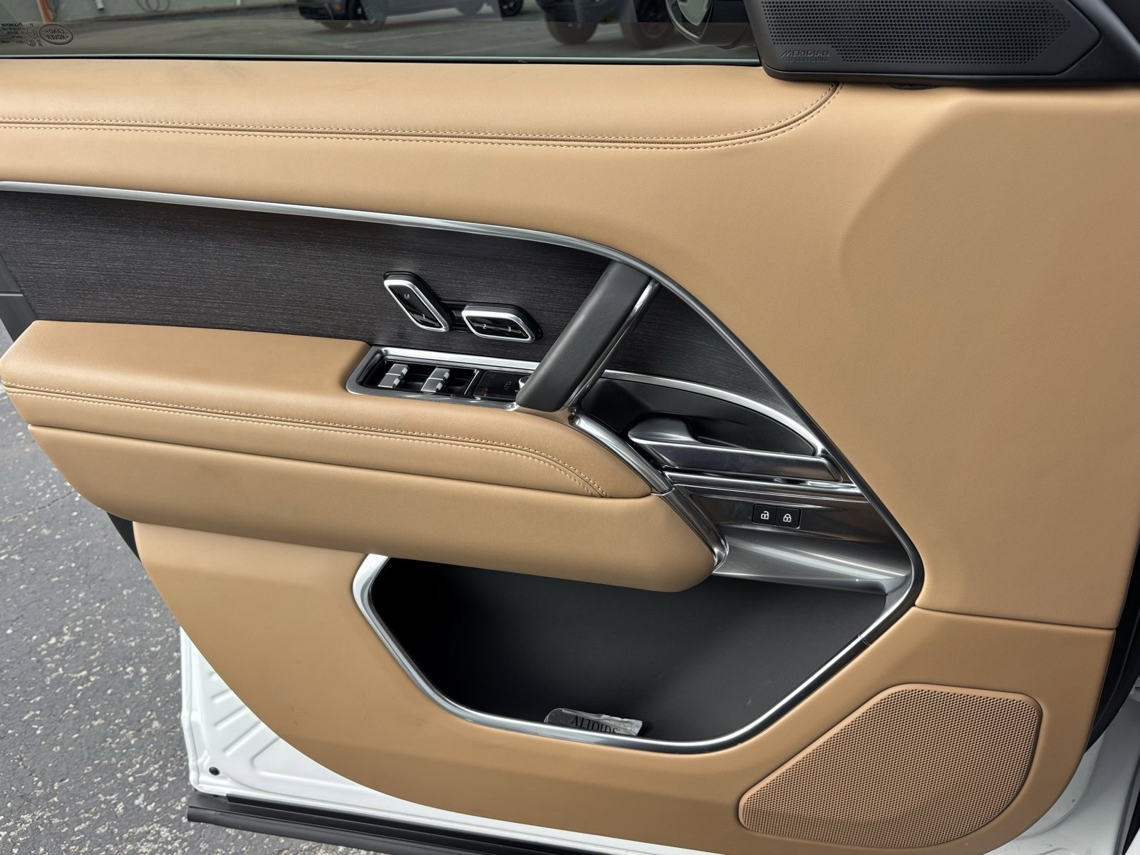 Used 2025 Land Rover Range Rover SE image 15