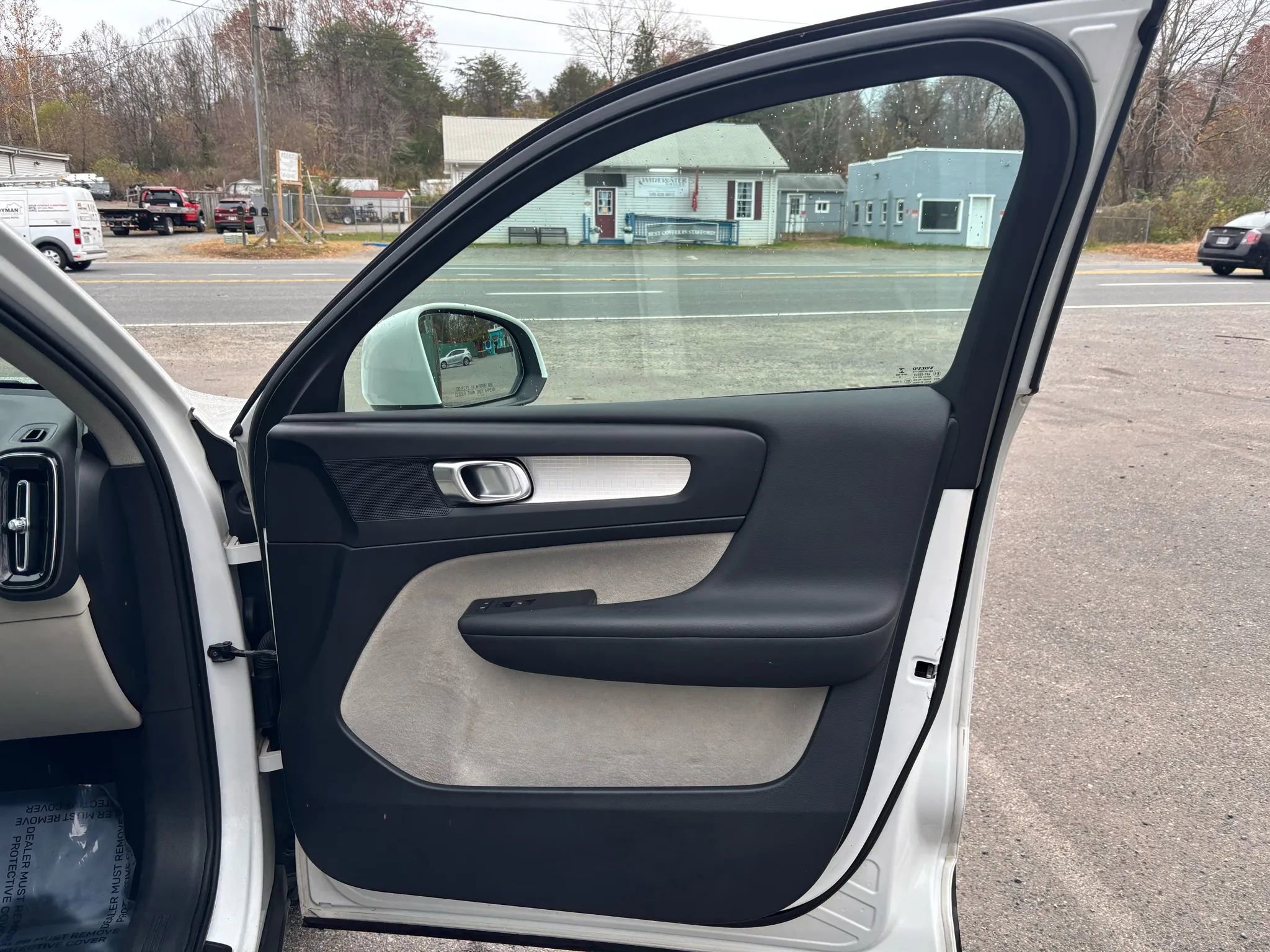 Used 2019 Volvo XC40 T5 Momentum image 15