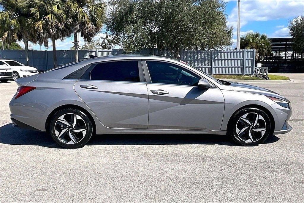 Used 2022 Hyundai Elantra Limited image 4