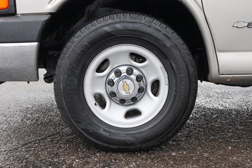 Used 2005 Chevrolet Express 3500 Extended Passenger w/ LS Preferred Equipment Group image 32