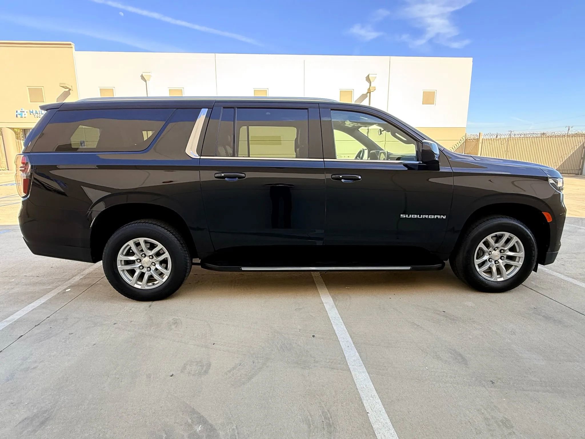 Used 2021 Chevrolet Suburban LS image 4