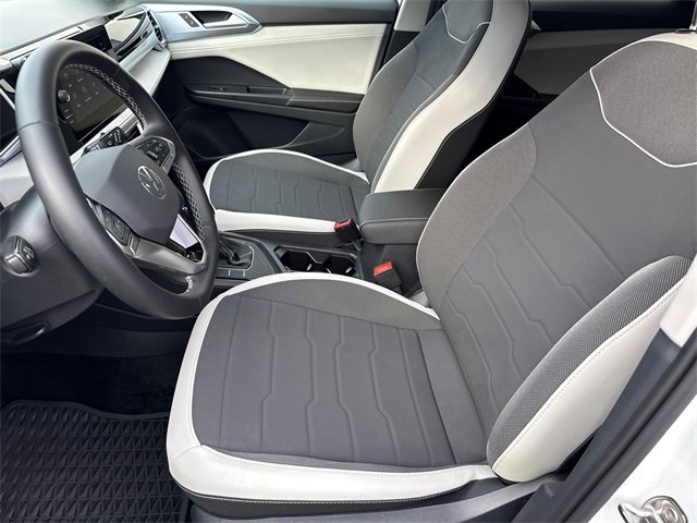 Used 2025 Volkswagen Taos SE image 29