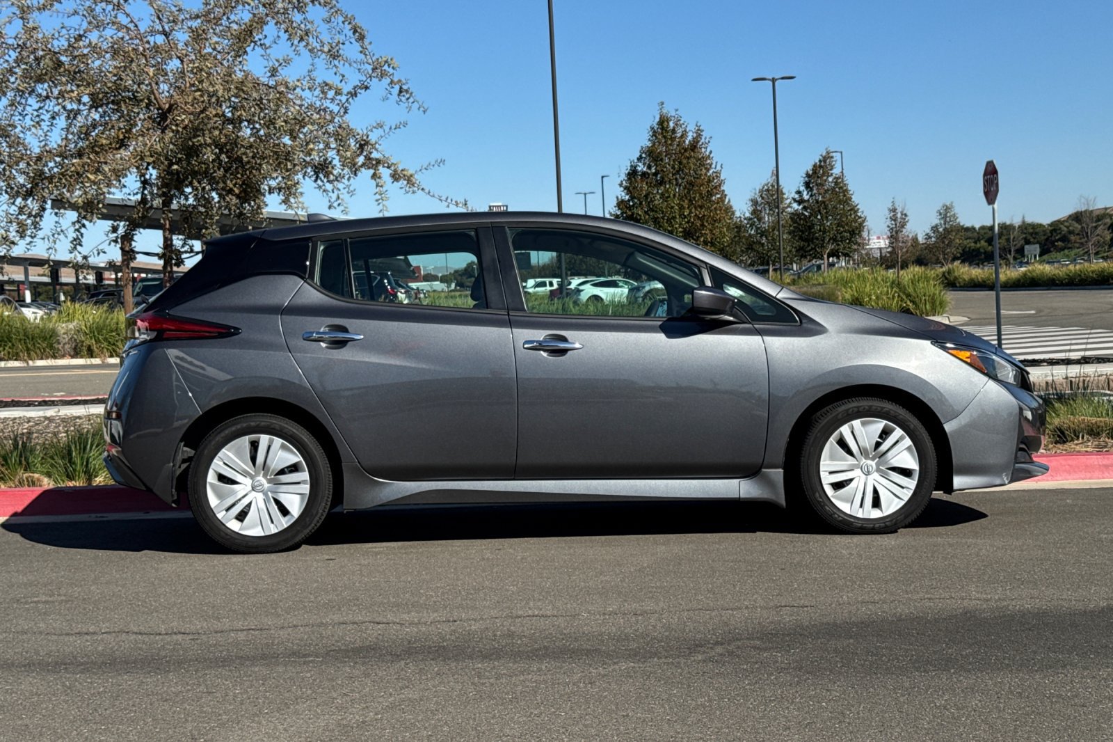 Certified 2025 Nissan Leaf S FWD image 3