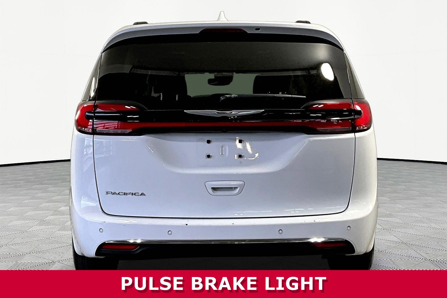 Used 2022 Chrysler Pacifica Touring-L FWD image 5