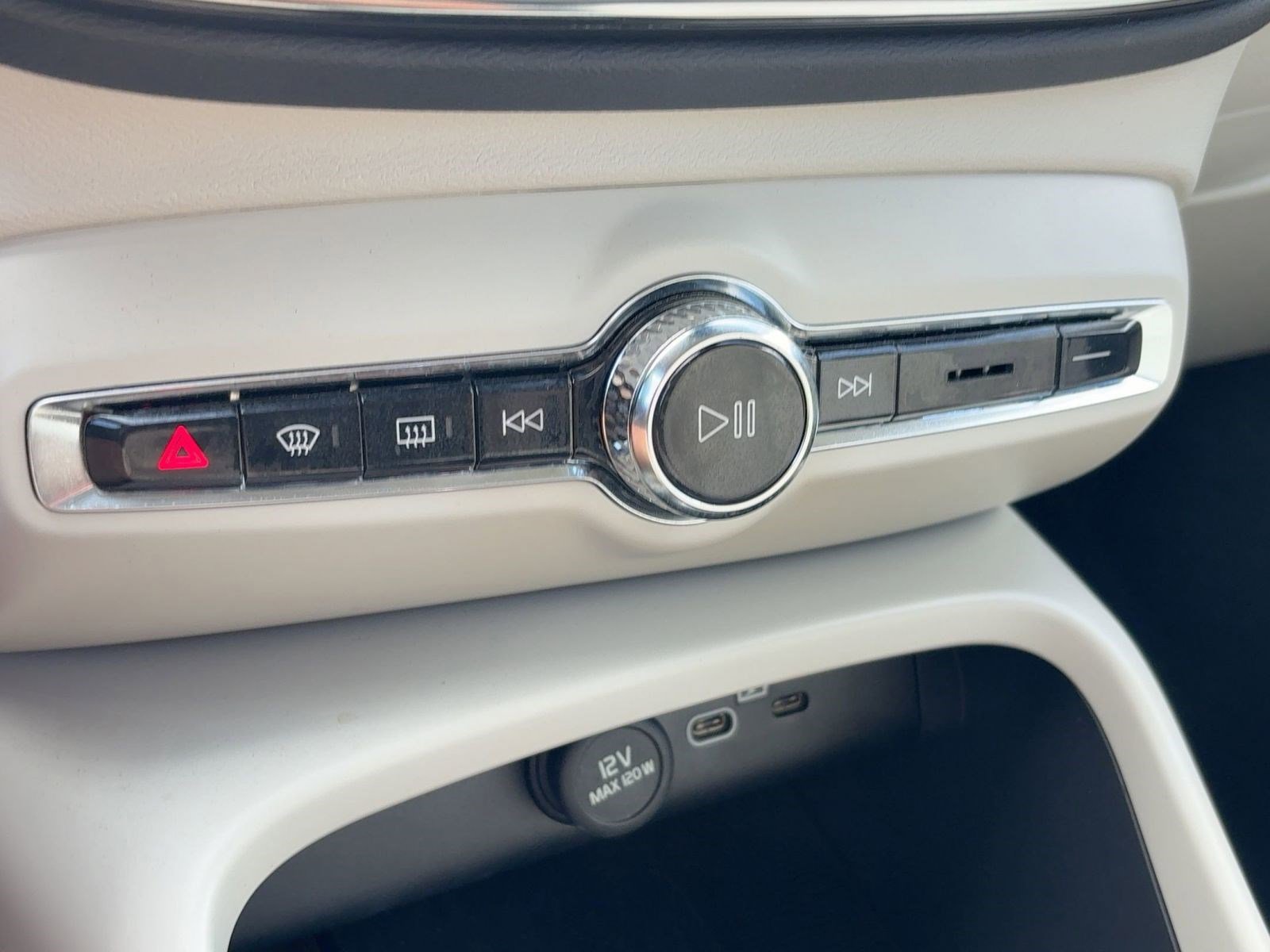 Used 2023 Volvo XC40 B5 Plus w/ Protection Package Premier image 17