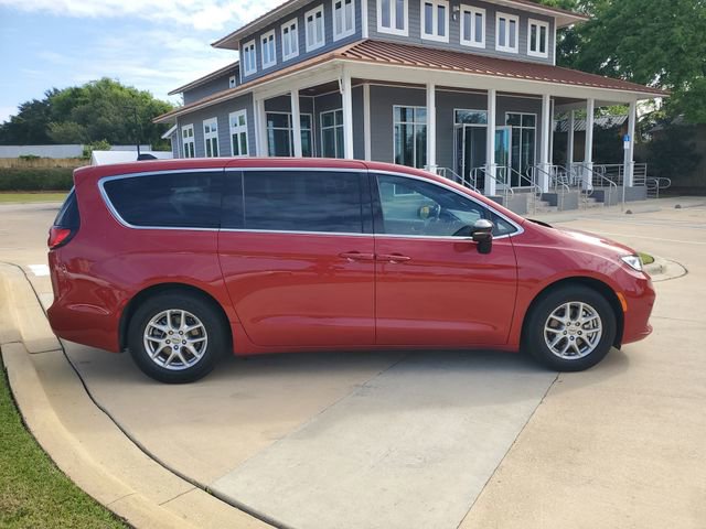 Used 2025 Chrysler Pacifica Select image 8