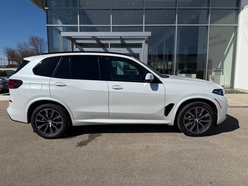 Used 2026 BMW X5 xDrive40i w/ M Sport Package AWD/4WD image 2