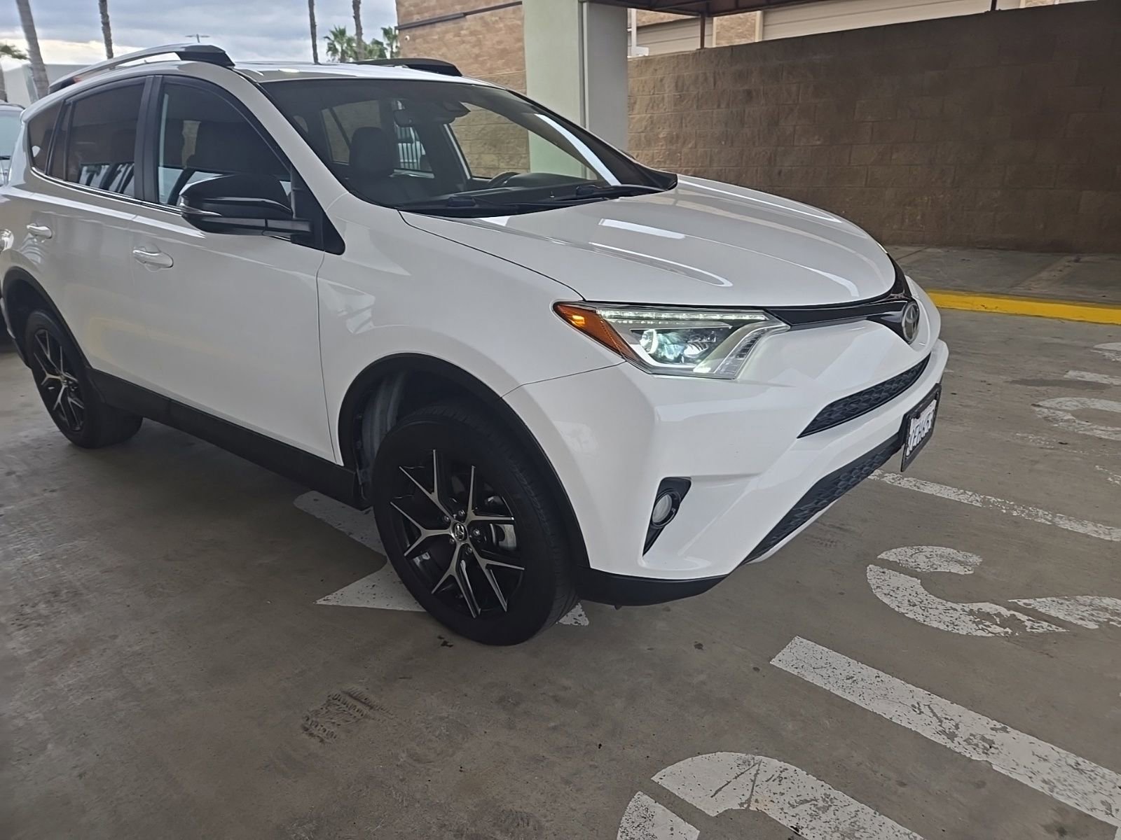 Used 2018 Toyota RAV4 SE image 3