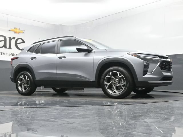 Used 2025 Chevrolet Trax LT w/ Driver Confidence Package FWD image 2