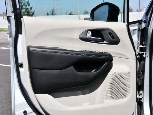 Used 2024 Chrysler Pacifica Touring-L image 10