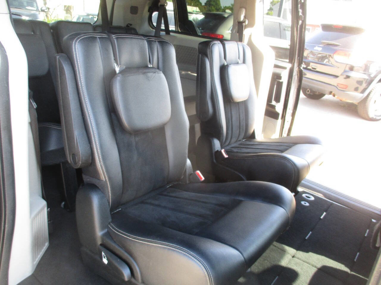 Used 2018 Dodge Grand Caravan SXT image 34