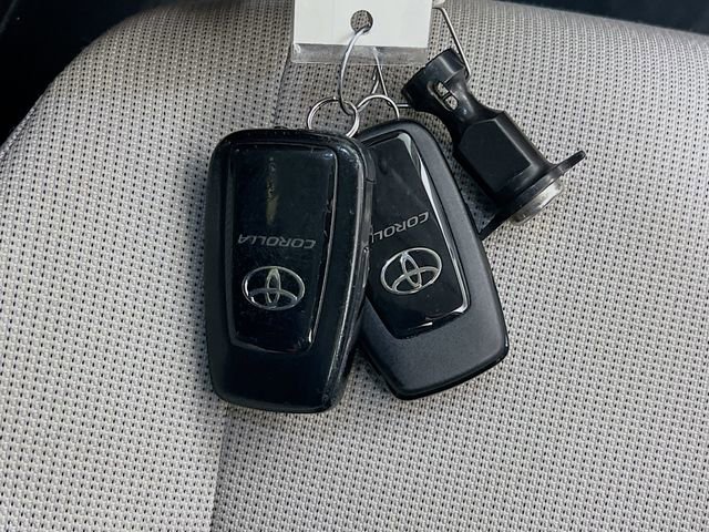 Used 2021 Toyota Corolla LE w/ LE Convenience Package FWD image 33