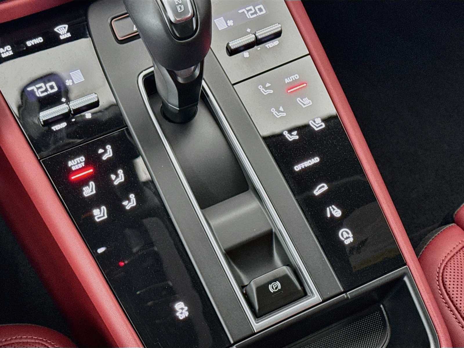 Certified 2025 Porsche Macan AWD/4WD image 21