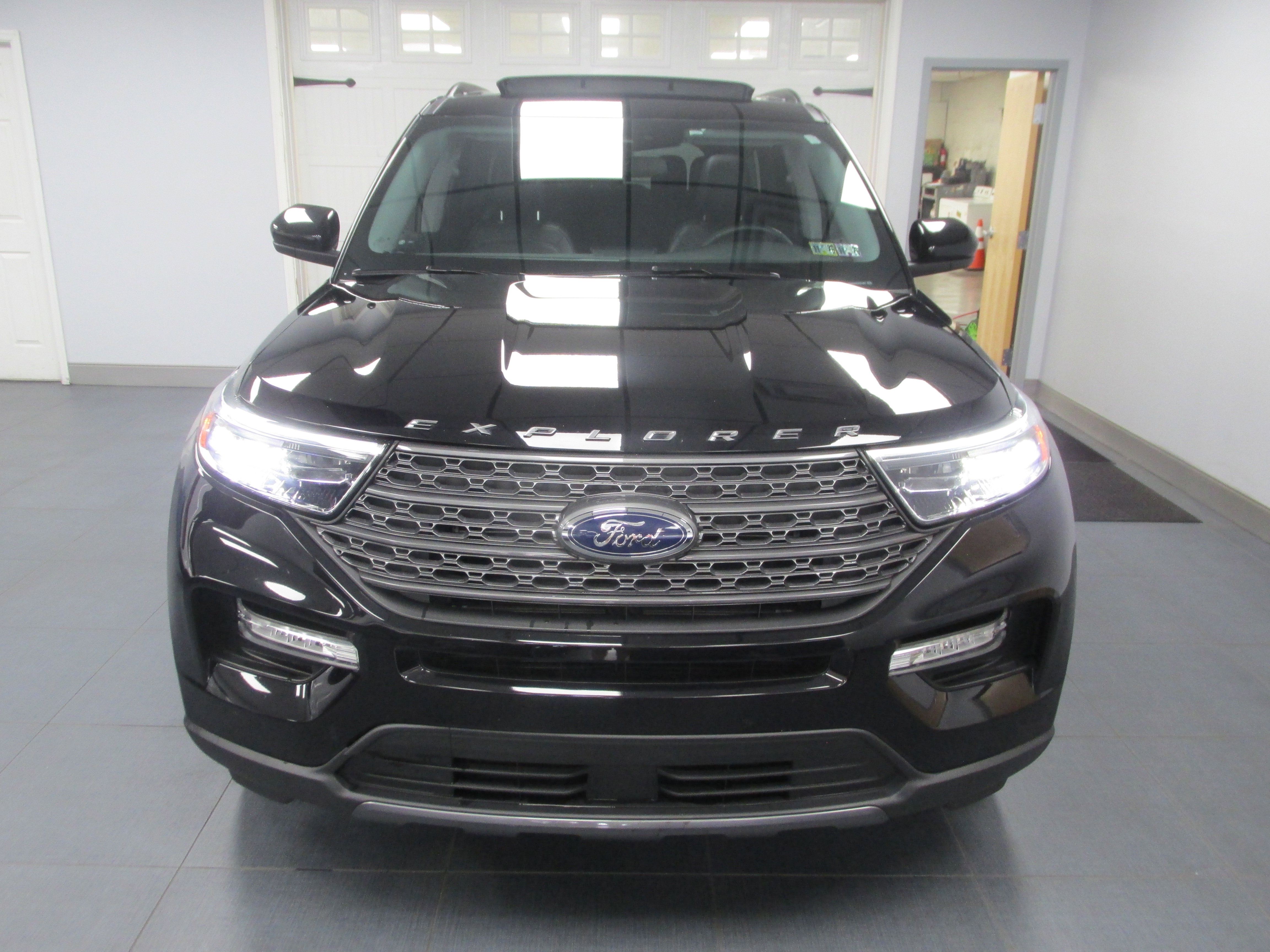 Used 2022 Ford Explorer XLT w/ Equipment Group 202A image 2