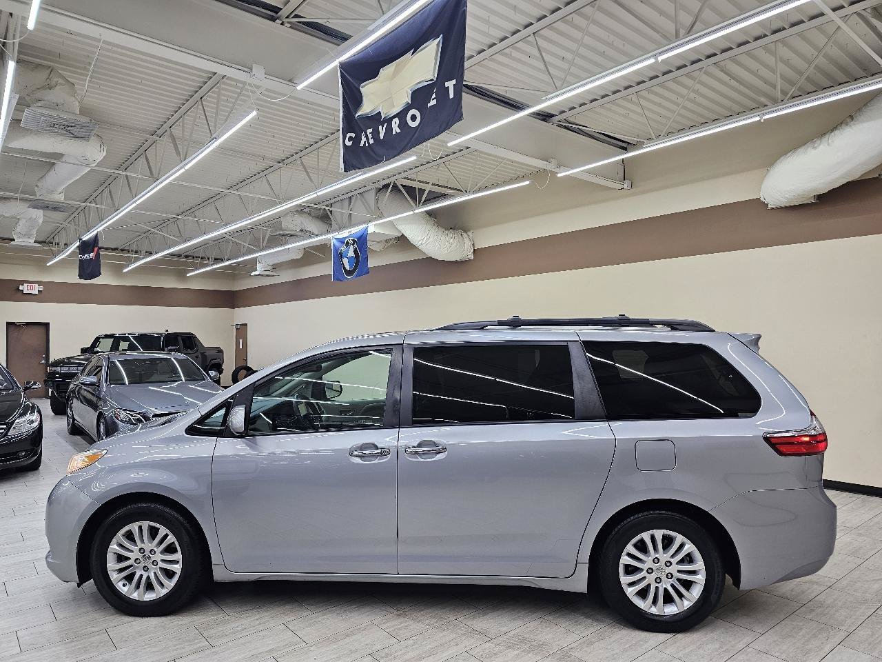 Used 2015 Toyota Sienna XLE w/ XLE Navigation Package FWD image 9