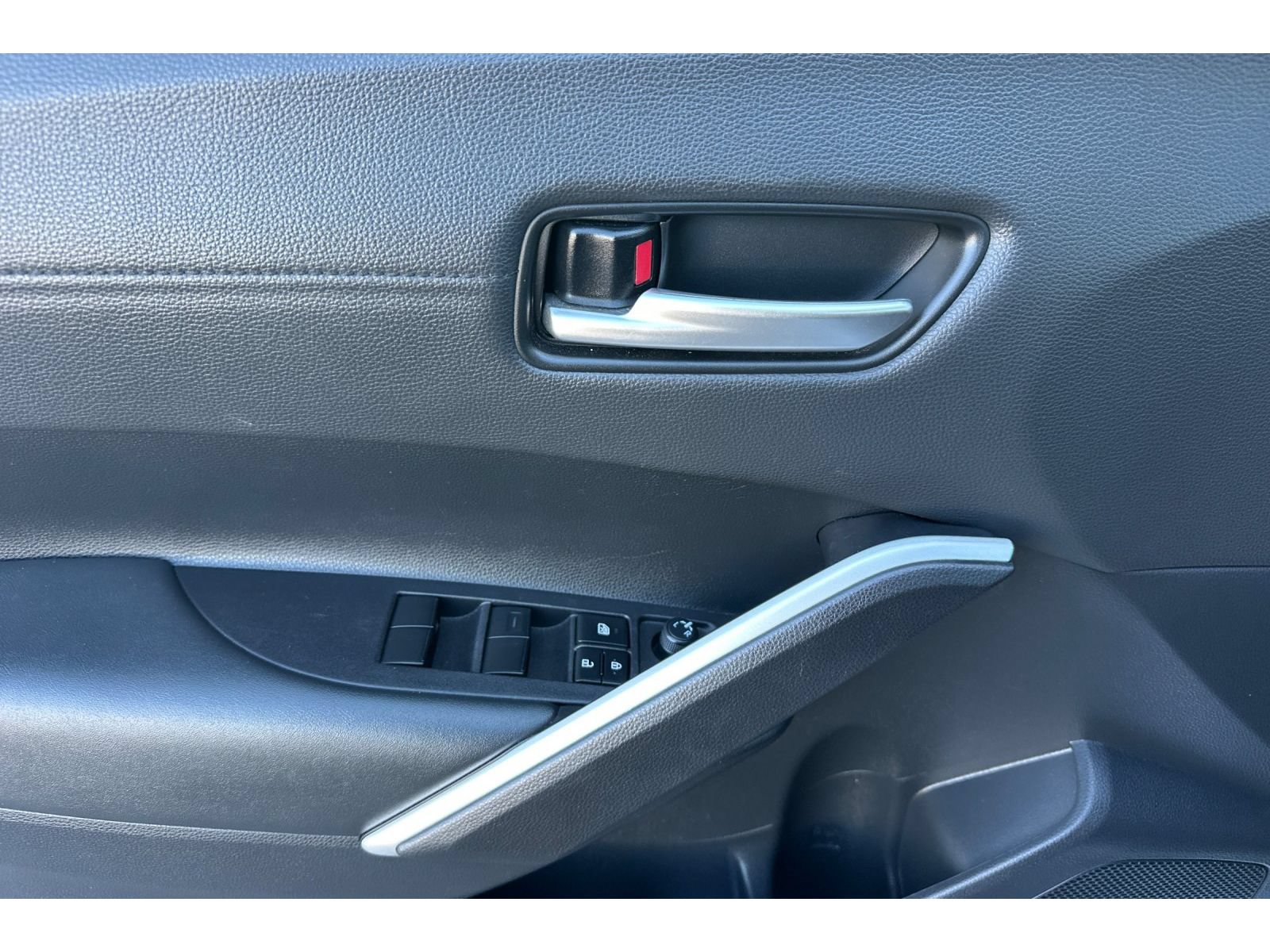 Used 2025 Toyota Corolla Cross XLE AWD/4WD image 11