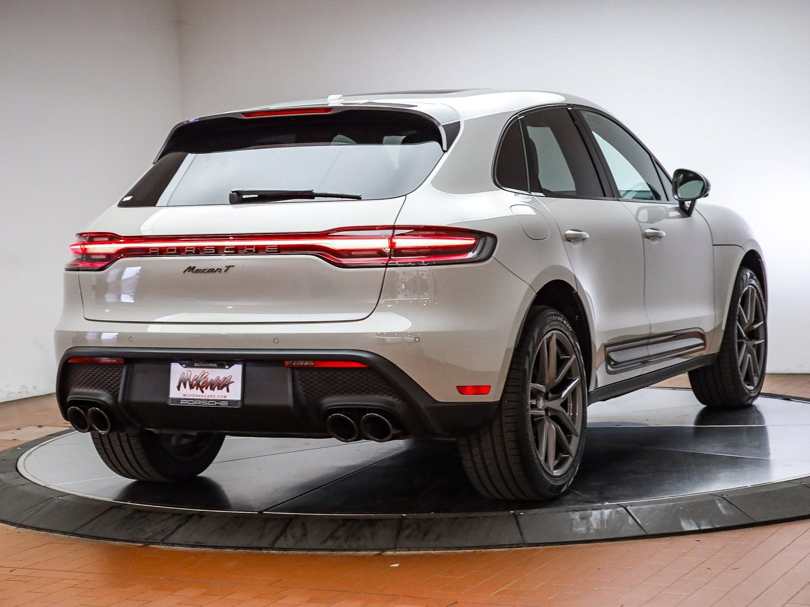 Certified 2025 Porsche Macan Turbo image 6