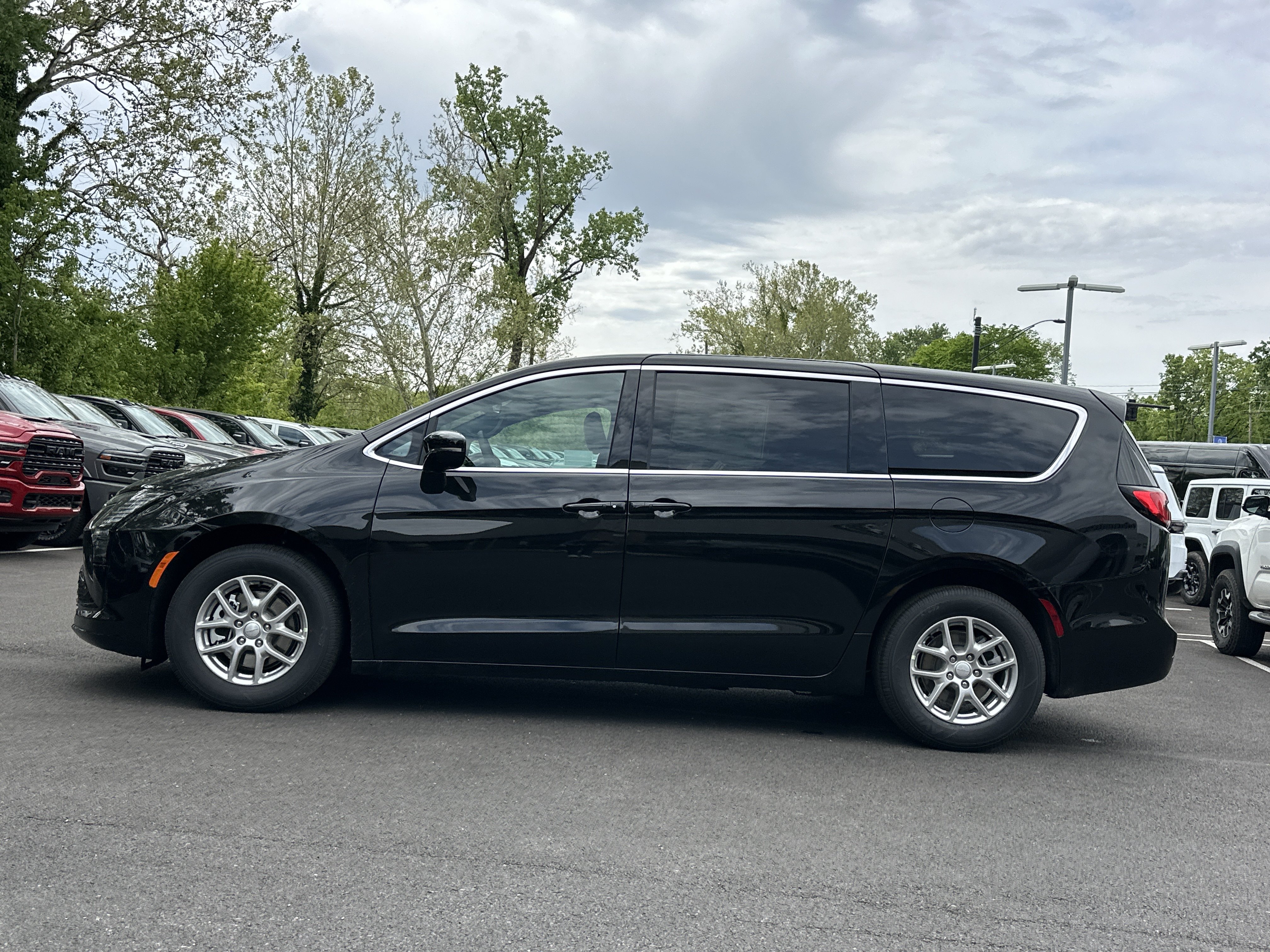 New 2027 Chrysler Pacifica Select FWD image 22