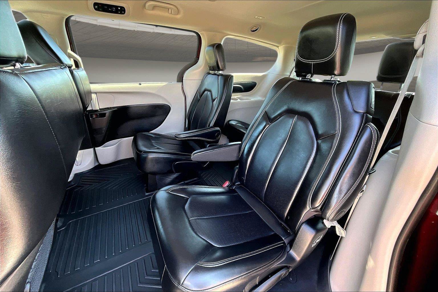 Used 2023 Chrysler Pacifica Touring-L AWD/4WD image 28