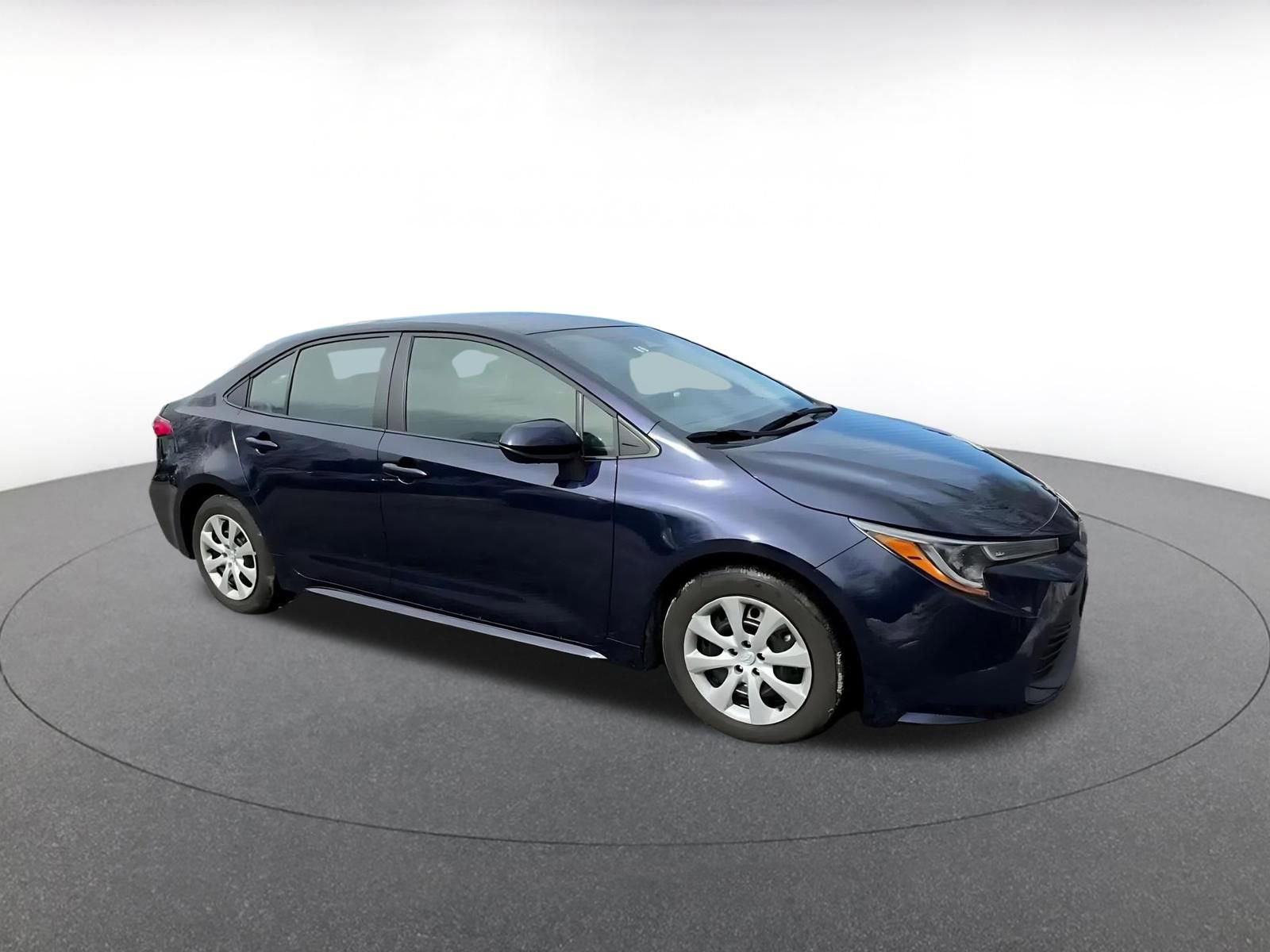 Used 2025 Toyota Corolla LE image 2