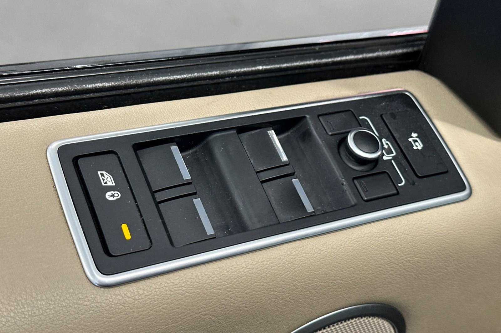 Used 2016 Land Rover Range Rover HSE image 15