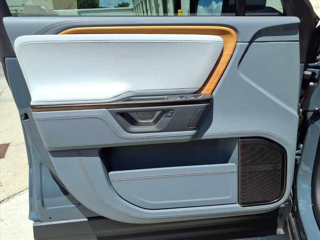 Used 2025 Rivian R1S Premium AWD/4WD image 19