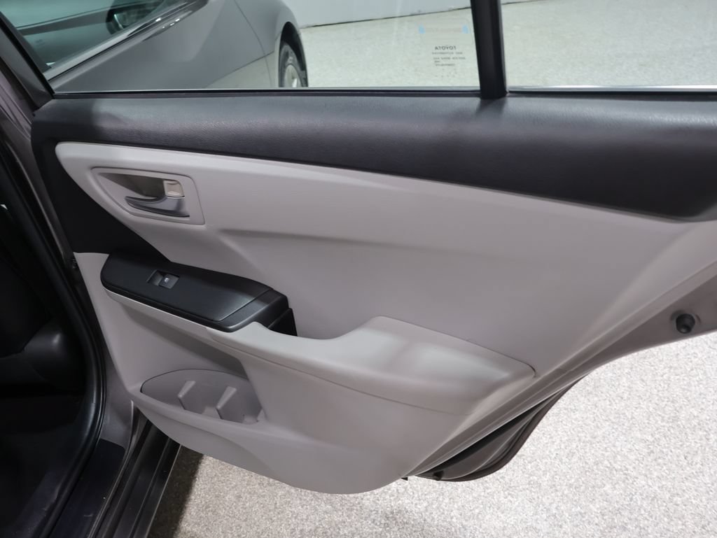Used 2015 Toyota Camry SE FWD image 20