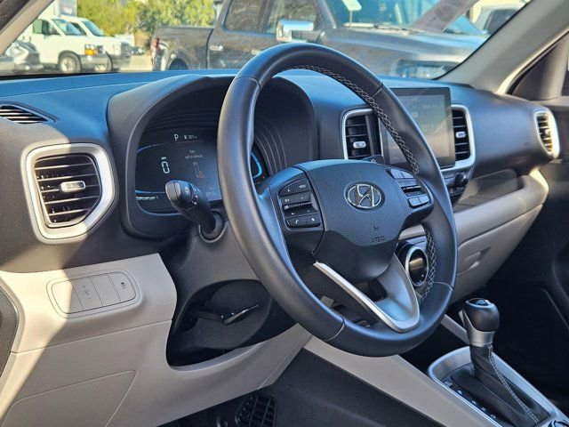 Used 2025 Hyundai Venue SEL image 14