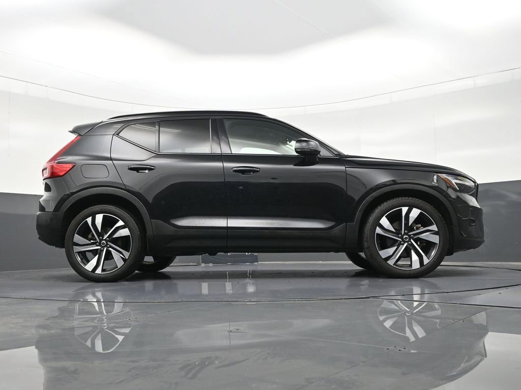 Used 2023 Volvo XC40 B4 Ultimate image 28
