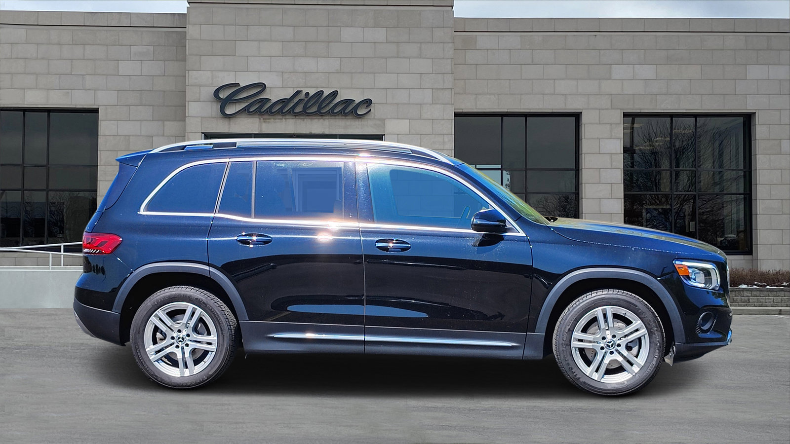 Used 2021 Mercedes-Benz GLB 250 4MATIC image 2