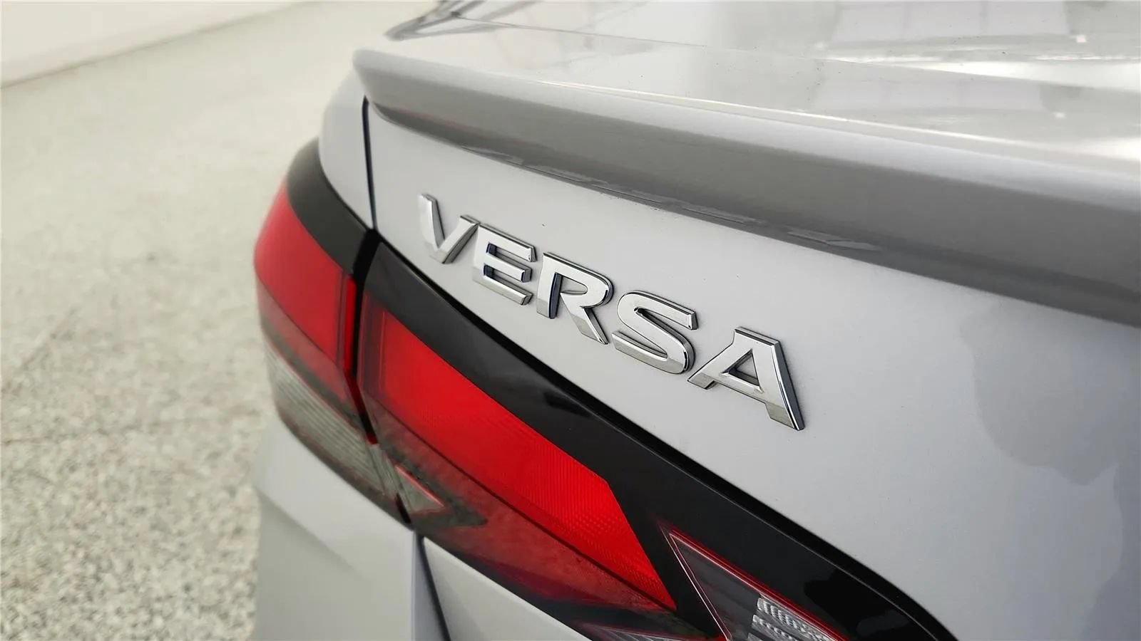 Used 2024 Nissan Versa SR FWD image 17