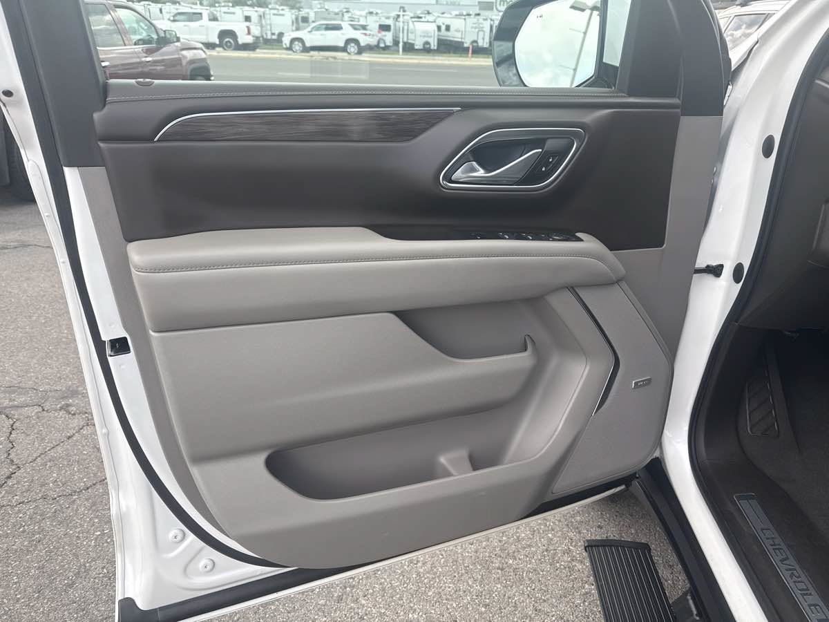 Used 2022 Chevrolet Suburban Z71 w/ Luxury Package AWD/4WD image 14