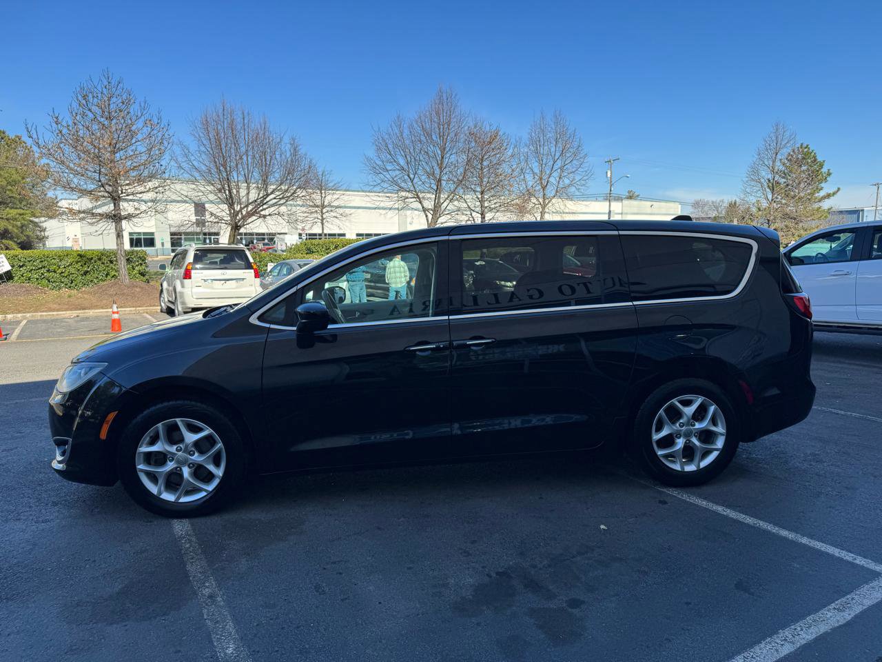 Used 2018 Chrysler Pacifica Touring Plus w/ Tire & Wheel Group FWD image 7