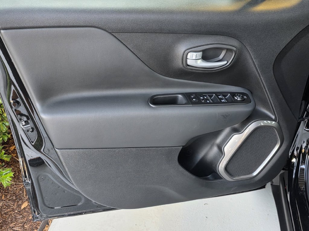 Used 2023 Jeep Renegade Limited AWD/4WD image 31