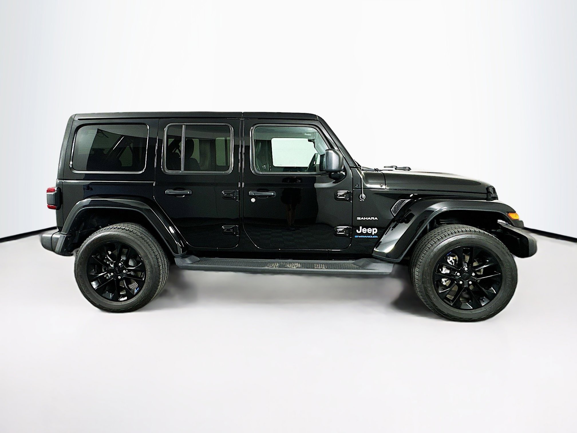 Used 2023 Jeep Wrangler Unlimited Sahara w/ Cold Weather Group AWD/4WD image 10
