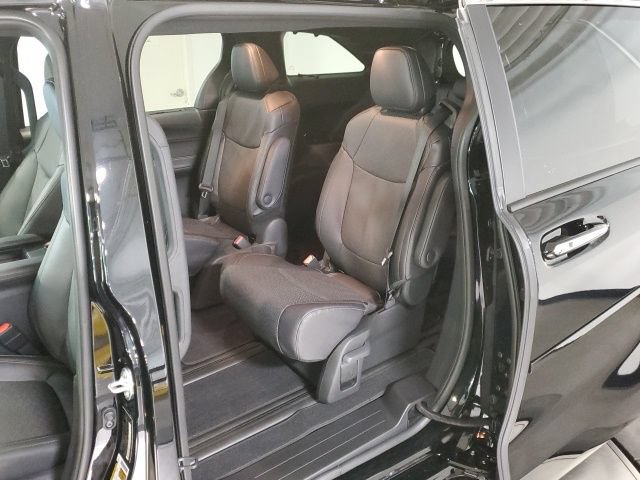 Used 2026 Toyota Sienna Platinum AWD/4WD image 22
