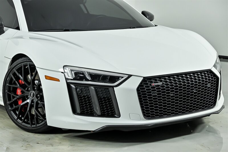 Used 2018 Audi R8 V10 w/ Premium Package RWD image 3