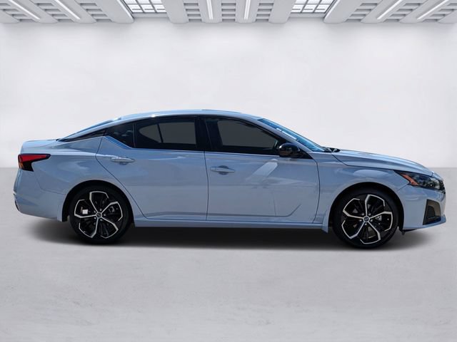 Used 2024 Nissan Altima 2.5 SR w/ SR Premium Package FWD image 3