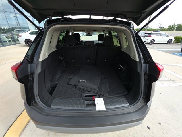 Used 2023 Nissan Rogue S image 26
