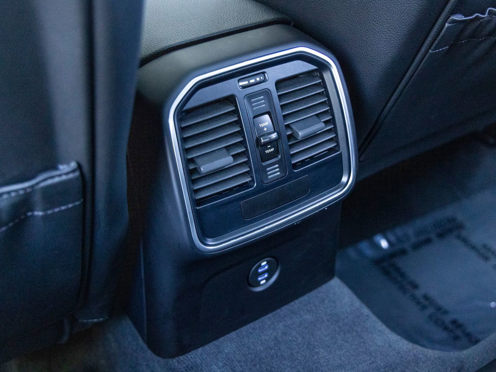 Certified 2025 Porsche Macan AWD/4WD image 45