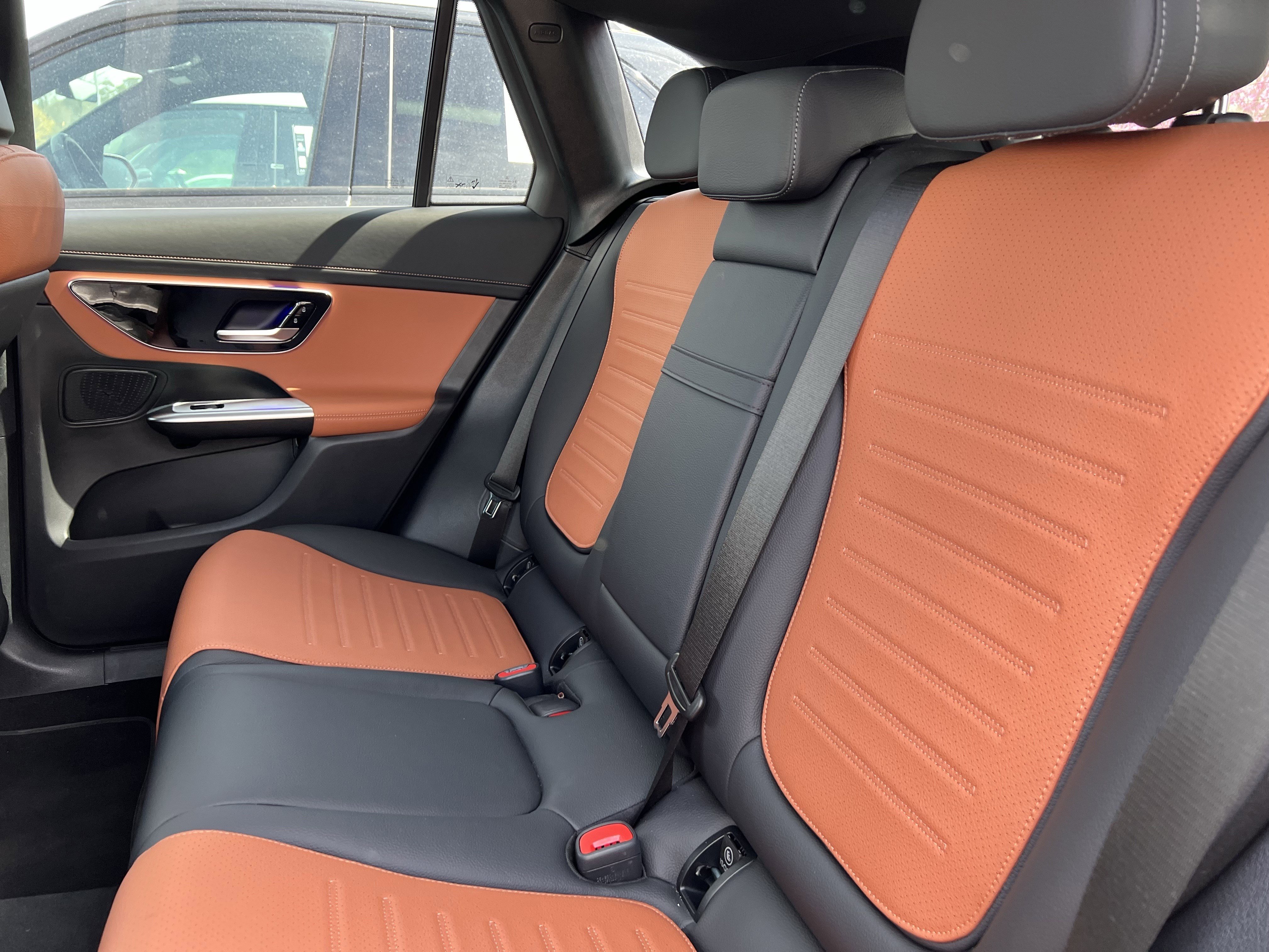 Used 2025 Mercedes-Benz GLC 350e 4MATIC image 34