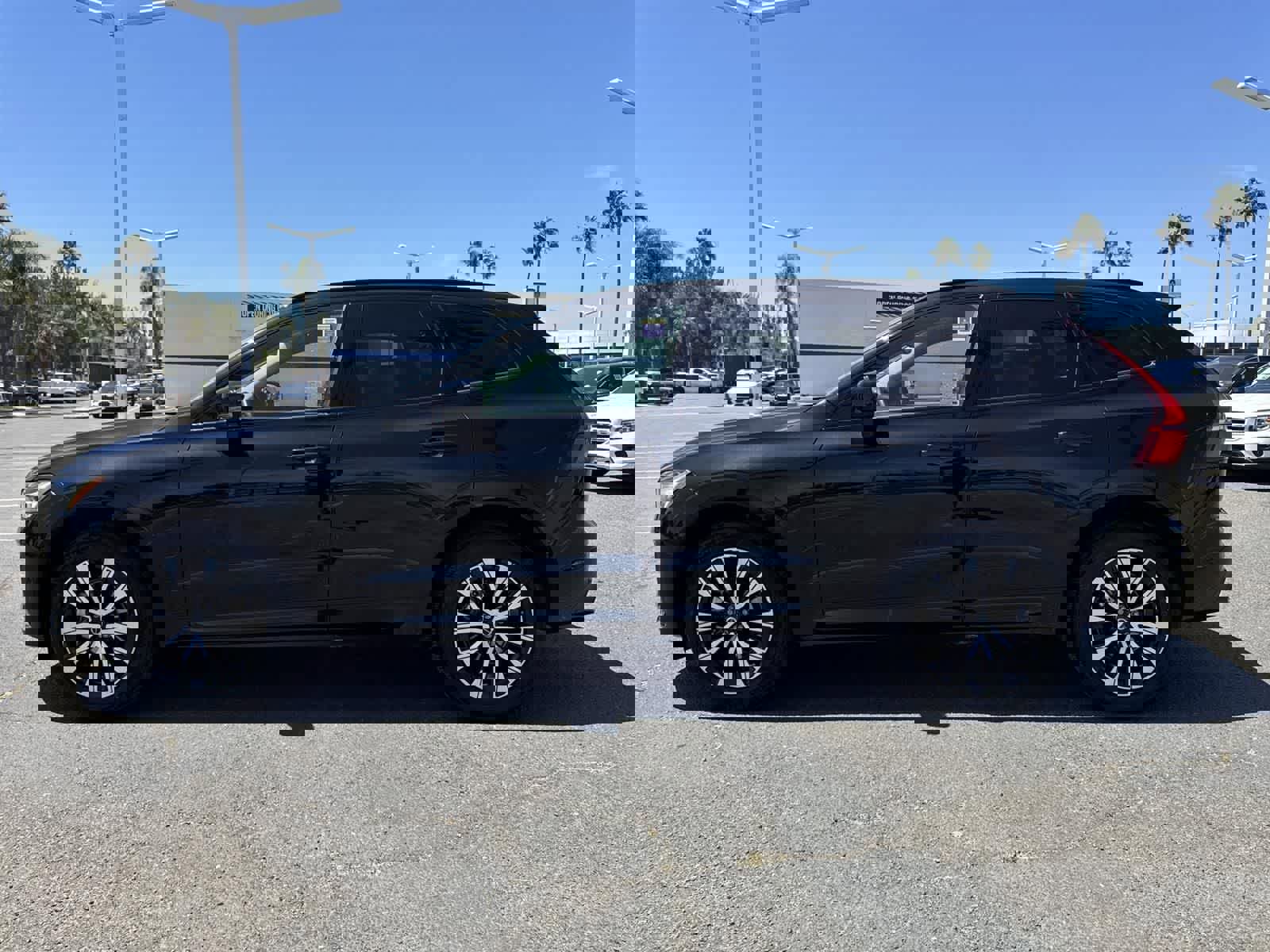 Used 2023 Volvo XC60 B5 Plus image 5