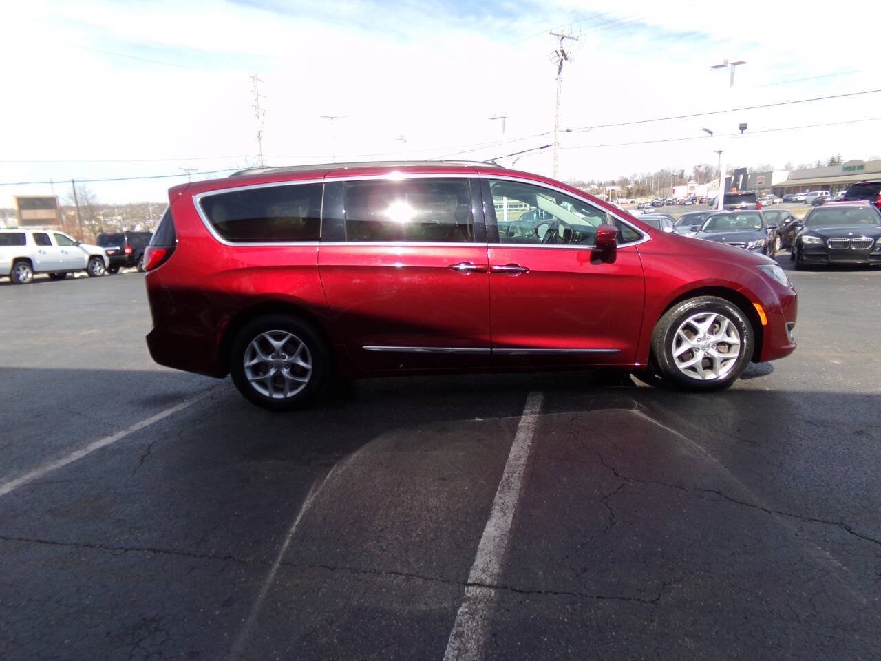 Used 2017 Chrysler Pacifica Touring-L w/ Tire & Wheel Group FWD image 6