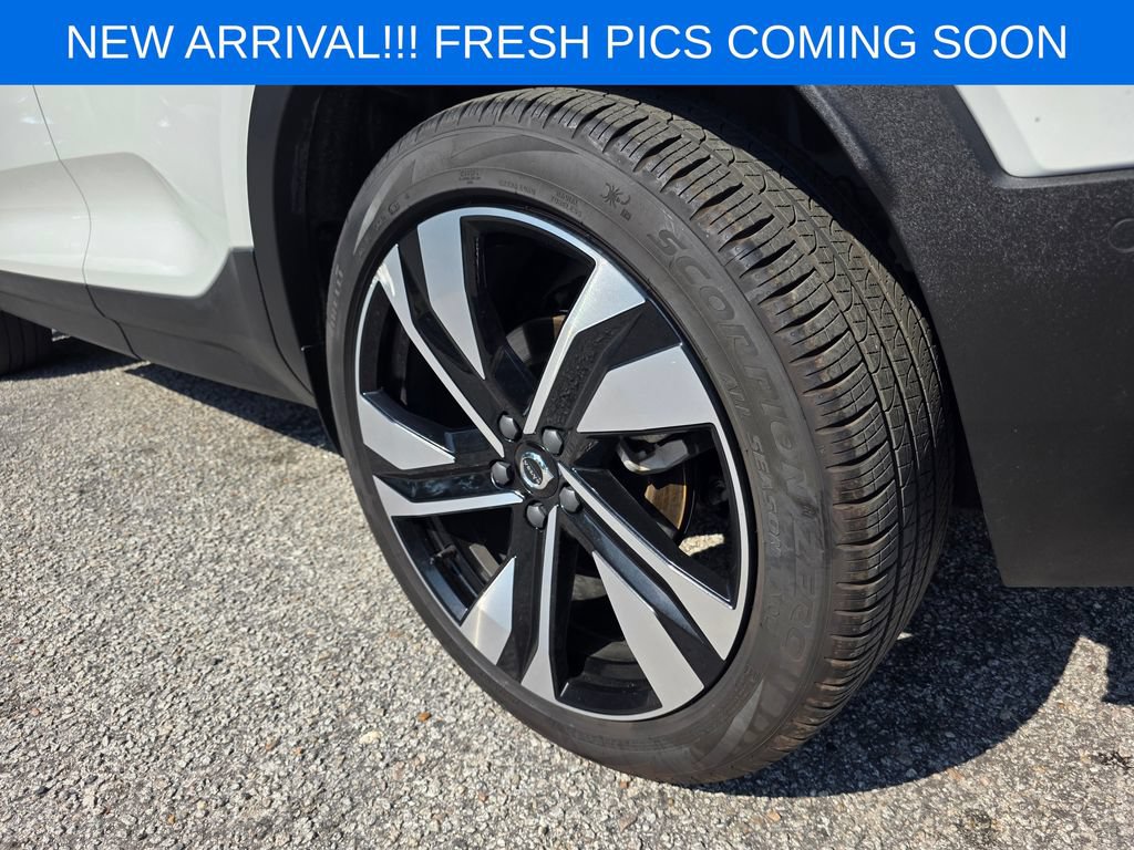 Used 2024 Volvo XC40 B5 Plus AWD/4WD image 7