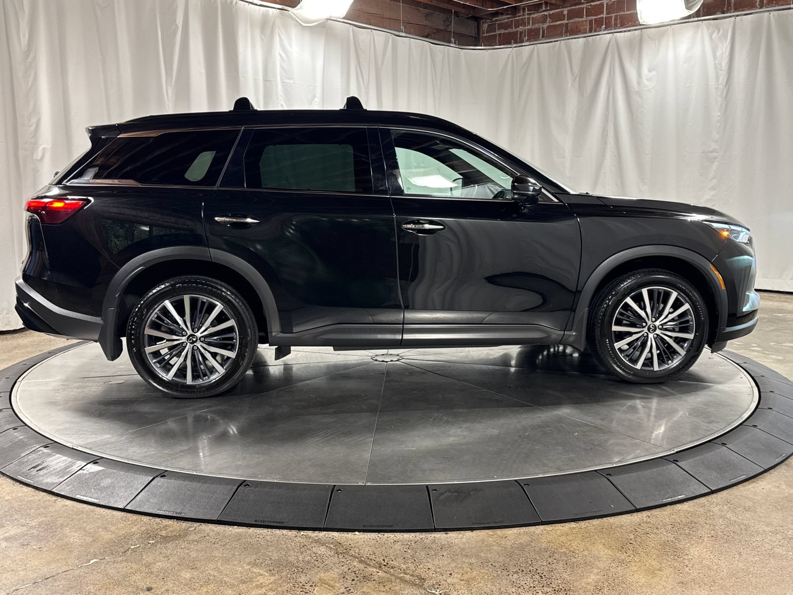 Certified 2025 INFINITI QX60 Luxe w/ Black Edition AWD/4WD image 9