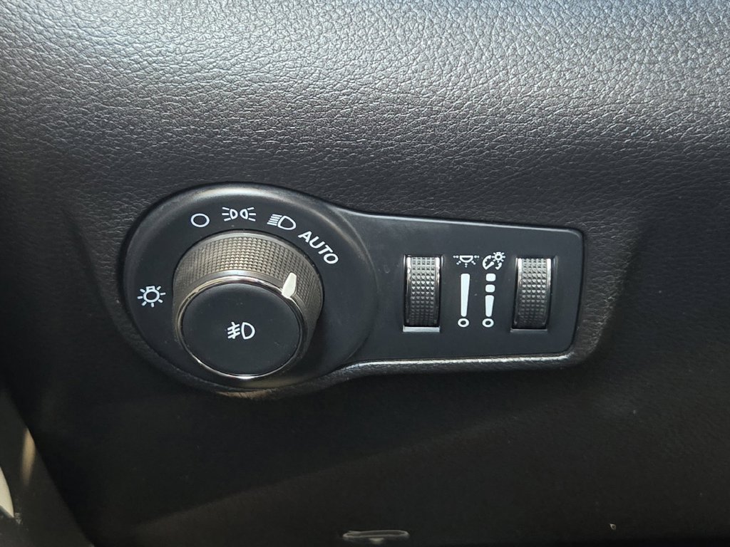 Used 2025 Jeep Compass Limited AWD/4WD image 23