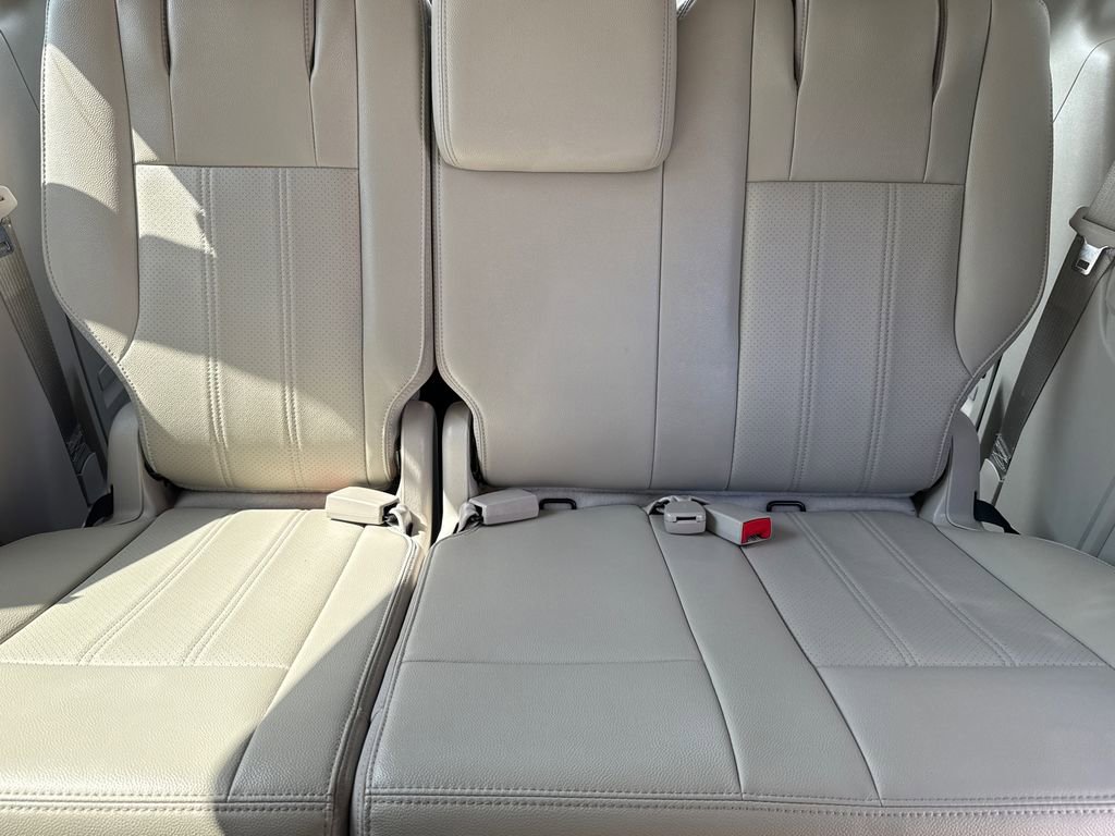 Used 2015 Chrysler Town & Country Touring-L w/ Driver Convenience Group image 17